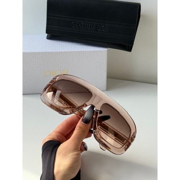 NEW Dior Signature M1U Mask Sunglasses in Pink Transparent main image 6